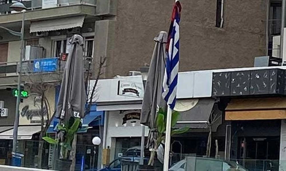 Μίσος για την Ελλάδα: Άντρας κατέβασε την ελληνική σημαία και ύψωσε από πάνω κόκκινο κασκόλ!
